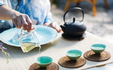 经期喝茶小窍门：选对茶饮，养生又养颜