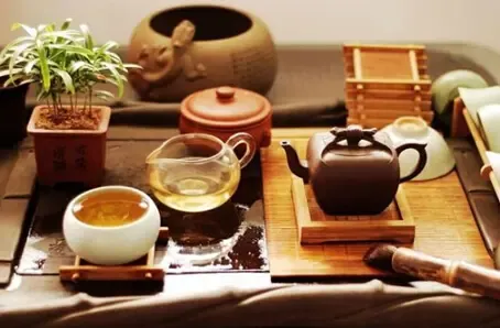 茶香袅袅，养生有道：品茶喝茶的四大神奇功效
